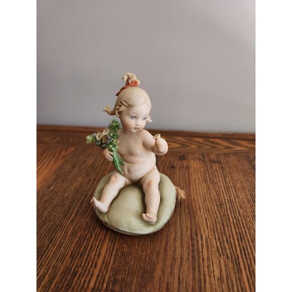 CAPODIMONTE GIUSEPPE CAPPE 1972 PORCELAIN BABY GIRL HOLDING FLOWERS 4" - Picture 1 of 6